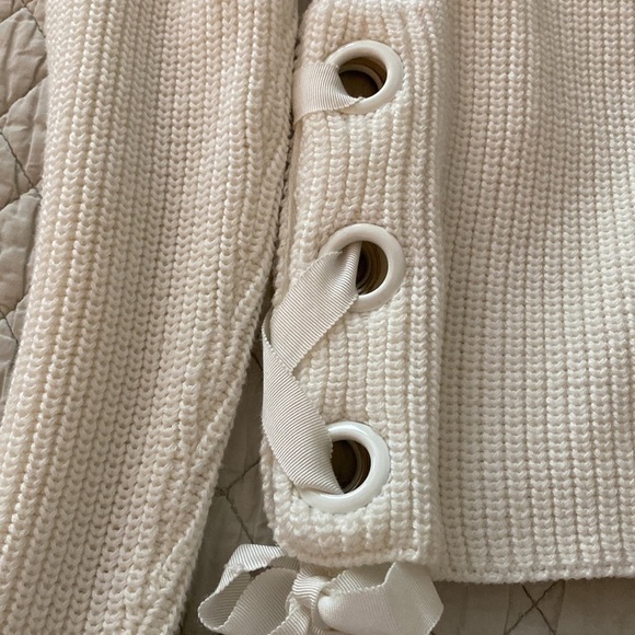 Willow and Clay winter white cable sweater, size M. Cute detailing w/ grommets. - Picture 4 of 5